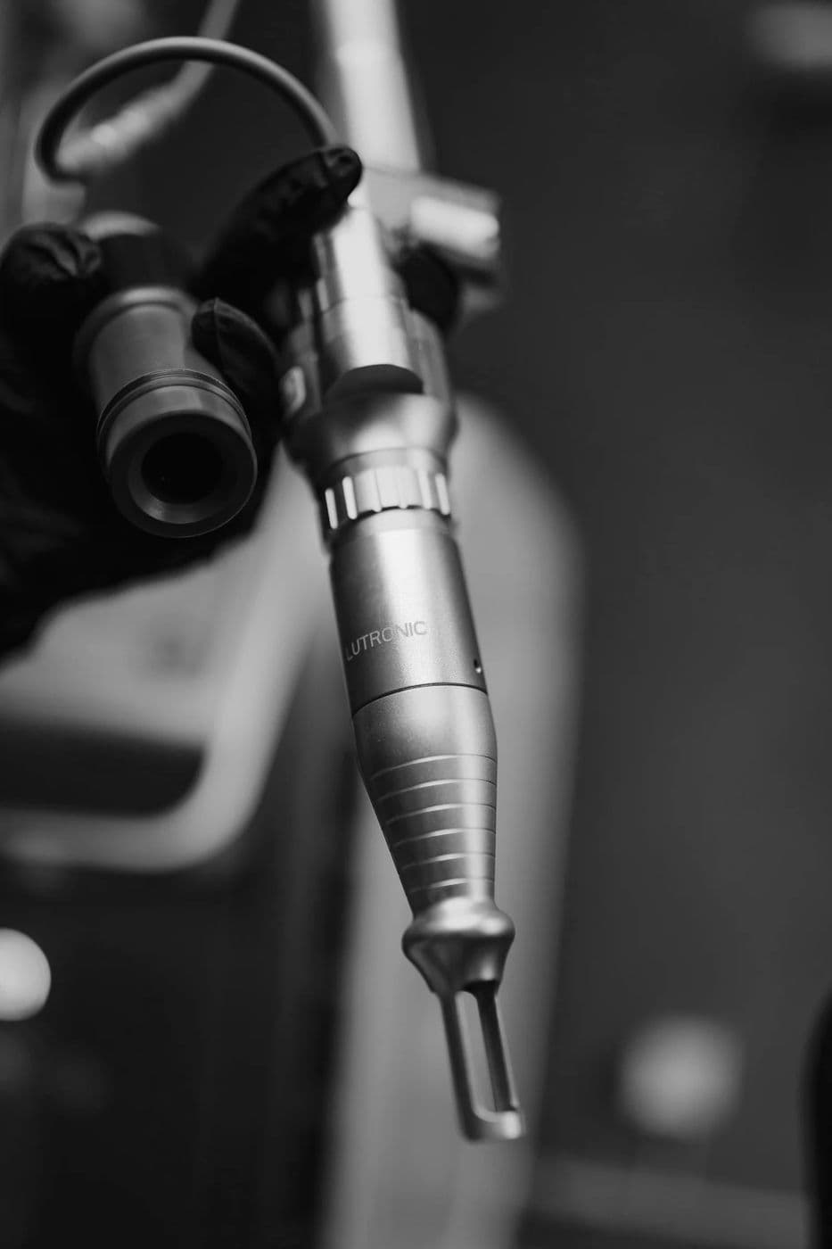 Handstycket till Lutronic PicoPlus, lasern som används för röda och färgade tatueringar